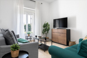 Leones Home, parking y vistas al río, by OUTIN